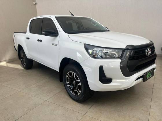 TOYOTA HILUX 2.8 D-4D TURBO DIESEL CD POWER PACK 4X4 MANUAL TOYOTA HILUX 2.8 D-4D TURBO DIESEL CD POWER PACK 4X4 MANUAL